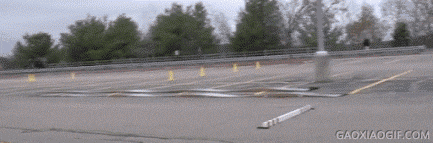 还是|搞笑GIF动图：车飞起来了 ! 从此不知道减速带为何物