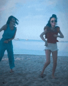 电动车|搞笑GIF动图:妹子这操作,看的我手疼