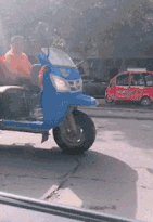 妹子|搞笑GIF：妹子这么多人看着呢，没把握的事情以后少做吧