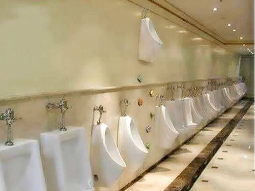 段子|搞笑图片幽默段子笑话：妹子，你把衣服这样穿，真够大胆啊！