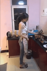 三条|爆笑GIF: 在她身后跟了三条街 就为了看看新闻