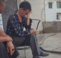 妹子|搞笑GIF趣图:姑娘你喝了多少酒才能醉成这样?这下丢人丢大了!