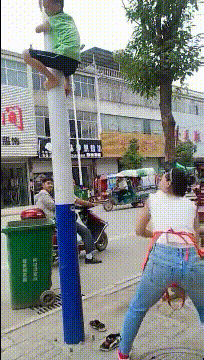 带劲|搞笑GIF趣图：这个辣妈真是带劲，孩子吓得都直接爬杆了！