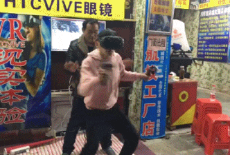 护理|搞笑GIF图片: 理发店里三哥的至尊会员面部护理