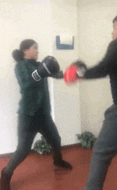 妹子|爆笑GIF: 妹子, 你虽然是个高人, 但是衣服不能这样穿