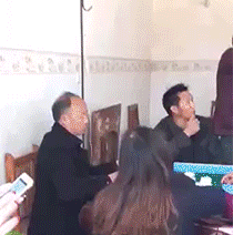 妹子|搞笑GIF趣图：姑娘你喝了多少酒才能醉成这样？这下丢人丢大了！