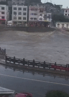 餐巾纸|美女被闺蜜下套吃麻辣餐巾纸,防不胜防!
