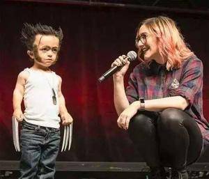 名山|哥们,看来你在家的地位挺高啊,能让媳妇如此伺候