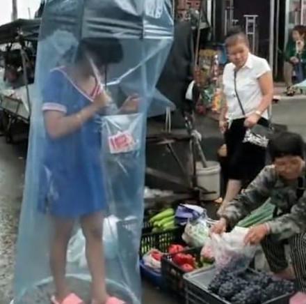 女子|女子戴着这个奇怪的东西上街买菜，网友的评论才是一股清流啊！