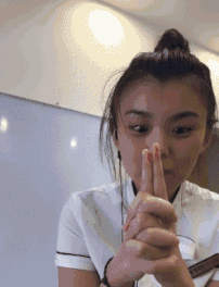 妹子|爆笑GIF图:妹子膝盖这是怎么了?注意点吧,不尴尬吗?