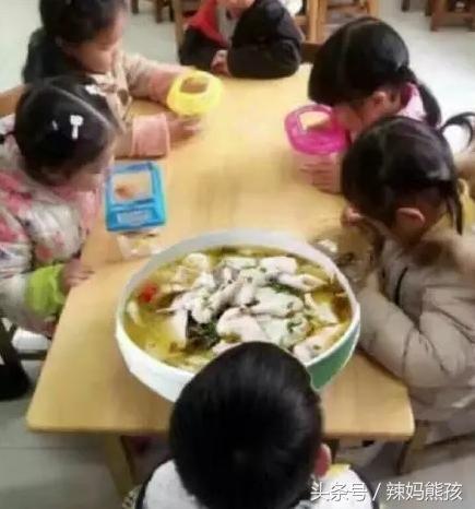 底火|“带鱼孩子”彻底火了，网友：有考虑过孩子的感受吗？
