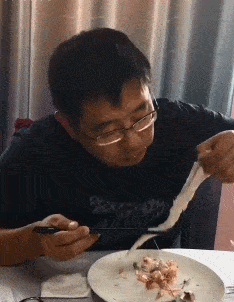 女孩|搞笑GIF趣图:小姐姐，我就夹了一块肉，你为何如此生气？