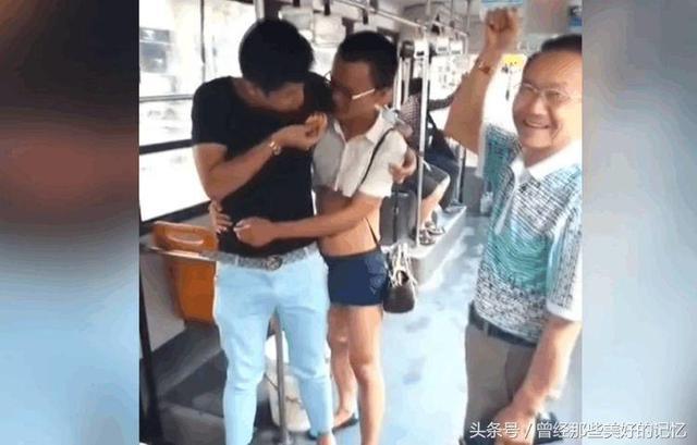 公交车上一对90后情侣疯狂虐狗，旁边大爷不作声，看到眼神亮了！