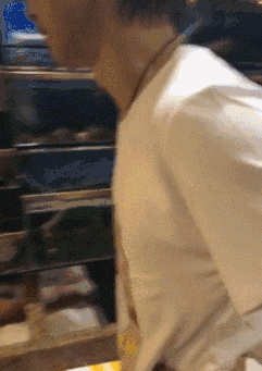 电动车|奇葩！电动车悬在半空中，接连电线杆充电？