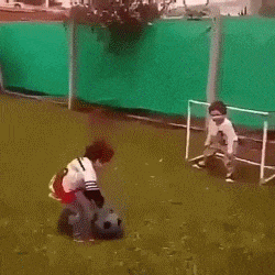 守门员|搞笑gif: 守门员，你这反应是不是慢了点