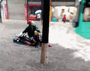 特殊|搞笑GIF:这个男人用一个特殊的方式。。。