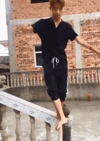 强扭的瓜不甜|搞笑GIF:虽说强扭的瓜不甜,但老娘只要把它扭下来我就开心了