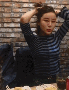 妹子|搞笑GIF: 就服你们, 硬是把掰手腕弄成跟干架一样