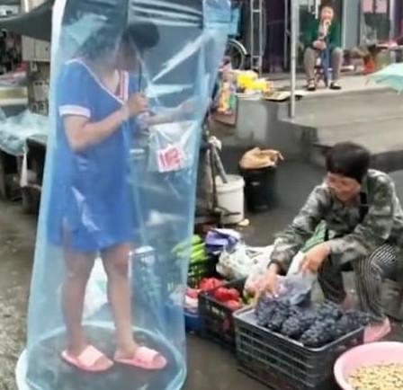 女子|女子戴着这个奇怪的东西上街买菜，网友的评论才是一股清流啊！