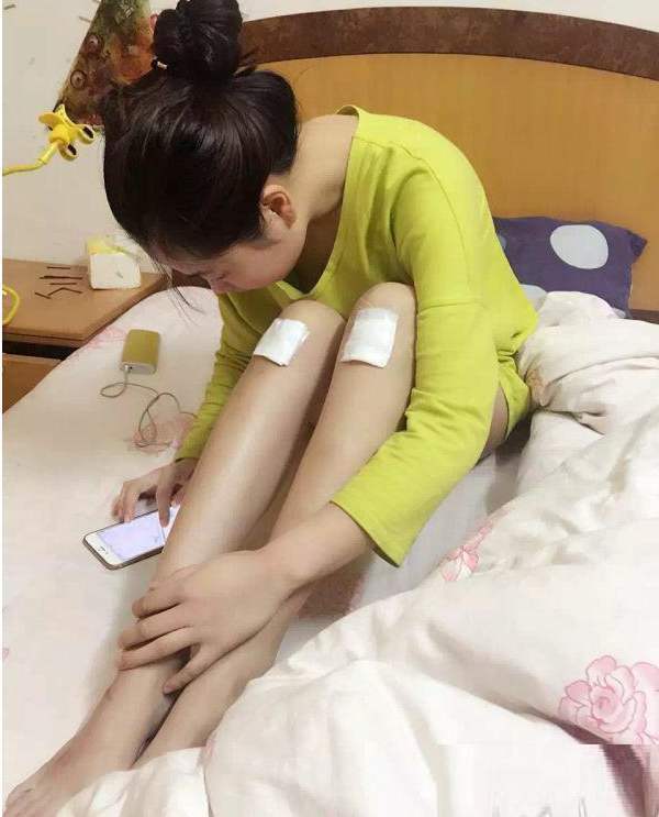 妹子|爆笑GIF图:妹子膝盖这是怎么了?注意点吧,不尴尬吗?