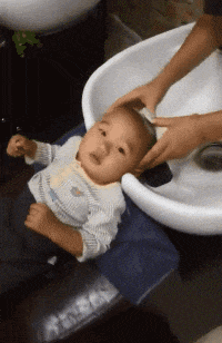 人群|搞笑GIF：只因在人群中多看了你一眼