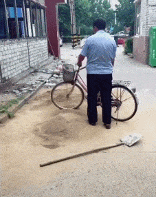 妹子|搞笑GIF动图： 妹子, 你别想跑了