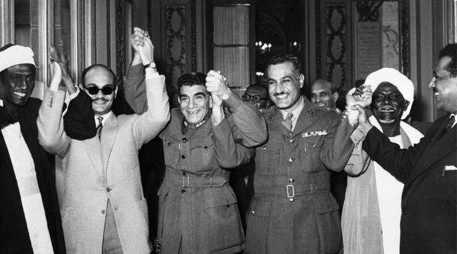 党人最终决定废除君主制,实行共和制,年仅1岁的福阿德二世被迫退位