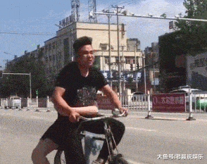 老外|搞笑GIF：老外车内看着悠哉。。车外。。。