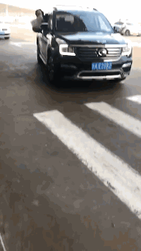 妹子|搞笑GIF趣图:妹子,这大婚的日子游戏不走,让新郎多难受啊