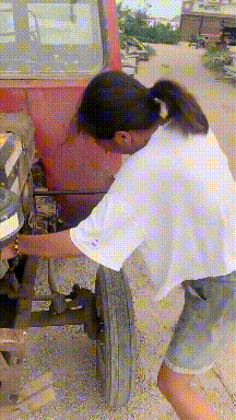 枕巾|爆笑GIF图片：大妈，你头上戴的是一块枕巾吗