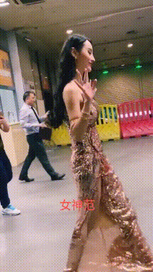 子真|搞笑GIF趣图：妹子，你养的狗子真可爱，能背着篓子逛超市