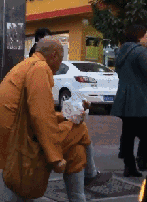 老年人|搞笑GIF:孩子,柠檬的味道还不错吧