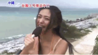 妹子|搞笑GIF趣图：台风确实好大哦，吹得摄影师拿不住机器