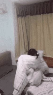 妹子|搞笑GIF趣图：妹子是这样睡觉的，动作很到位，一气呵成