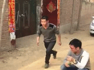 河里|搞笑GIF：我该不该放手，让她自由落体？