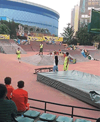 费劲|搞笑GIF: 你别费劲了, 手机好玩多了, 我不会进来的