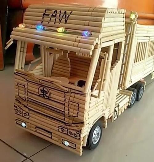 男子用竹筷子做成货车模型,土豪出高价购买