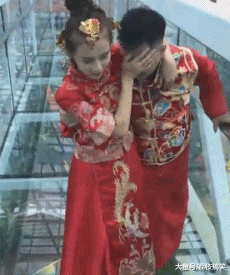 孩子|搞笑GIF图：这孩子是亲生的吗？