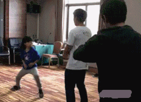 上水|搞笑GIF:新买的鞋子,绝对不能让它沾上水!