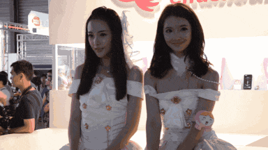 拦路石|爆笑GIF: 让你选一个,你会选择高冷的还是微笑的!