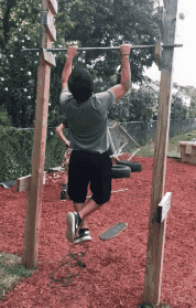 搞笑|搞笑GIF动图:美女走的好好的,就被一头猪看上了,男朋友还被踢走了?