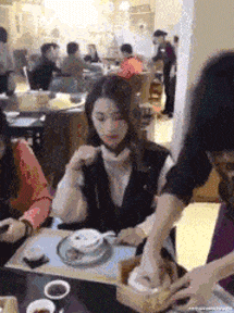 裙子|搞笑GIF:穿裙子最怕遇到这样的事