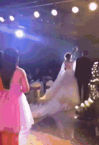 搞笑|搞笑GIF动图:为了能下一个结婚,女人们都拼了!