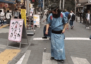 龇牙咧嘴|搞笑GIF:做人能不能雨露均沾?左边的小姐姐好可怜,给你一个爱的抱抱