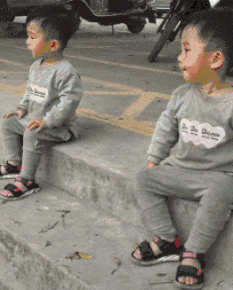 袋子|搞笑GIF:小姐姐,果然村里最潮的姑娘,这袋子不一般啊