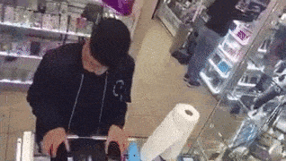 猖狂|搞笑GIF:现在的小偷太猖狂了!我还以为你要偷手机!