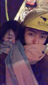 跟着|搞笑GIF:不在家睡觉,非要跟着送外卖,真的心疼她