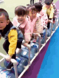水桶|搞笑GIF: 这幼儿园有创意啊! 水桶车, 了解一下