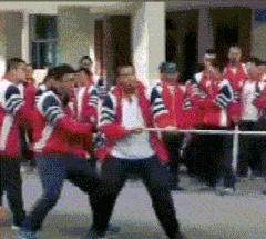 孩子|搞笑GIF:不如把孩子喊出来。打打球。