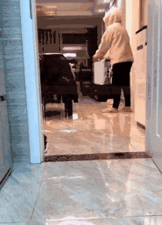 同事|搞笑GIF趣图:哥们,腿断了都阻挡不了你打副本,实在是佩服啊!